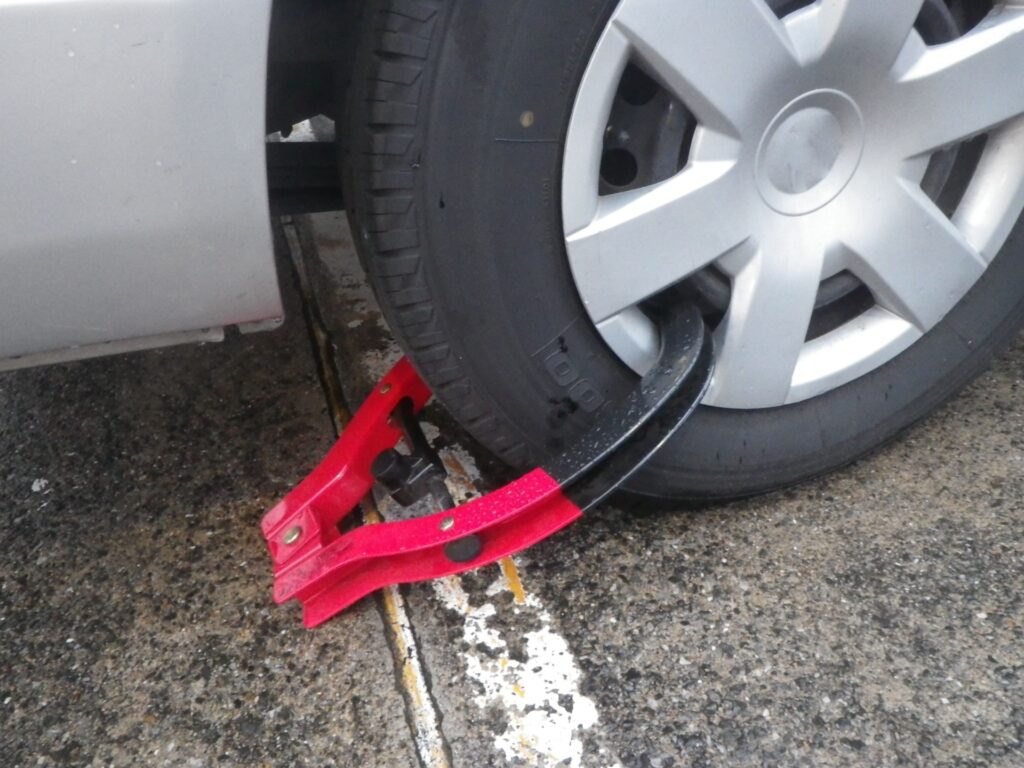 タイヤロックされている車