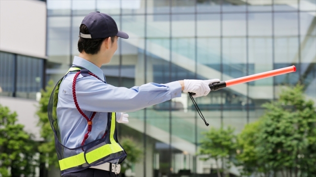 警備員が交通整理する様子