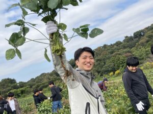 2025年社員旅行　農業体験の様子