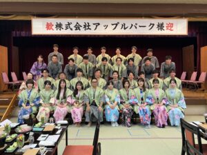 2025年社員旅行　旅館での集合写真