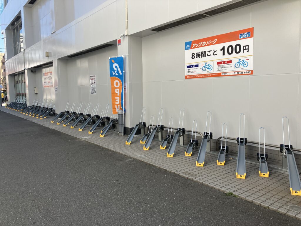 建物壁面に並ぶ駐輪機