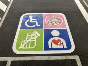 ドラッグセイムス高知北本町店駐車場_身障者スペース